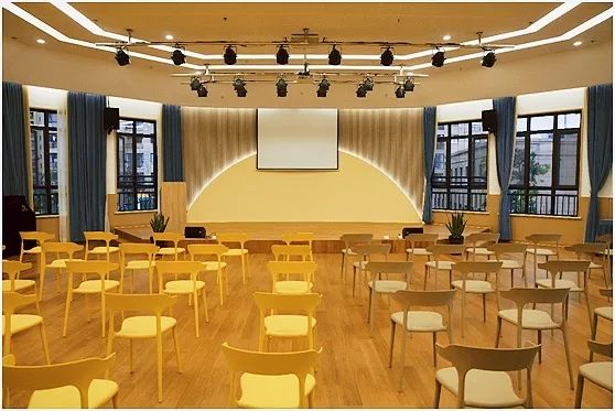 多才多艺的小朋友还可以来这里一展所长,小小的舞台灯光,音响已经准备