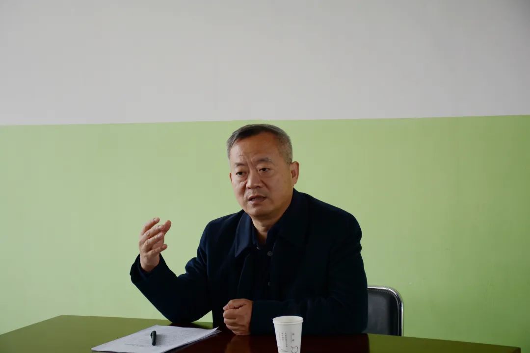 县委书记宫建军来到河城街镇东八册屯村宣讲党的十九届五中全会精神