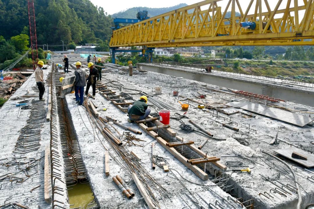 吊车在工人灵活的操控下 上百名施工人员吃住在工地,奋战在建设一线