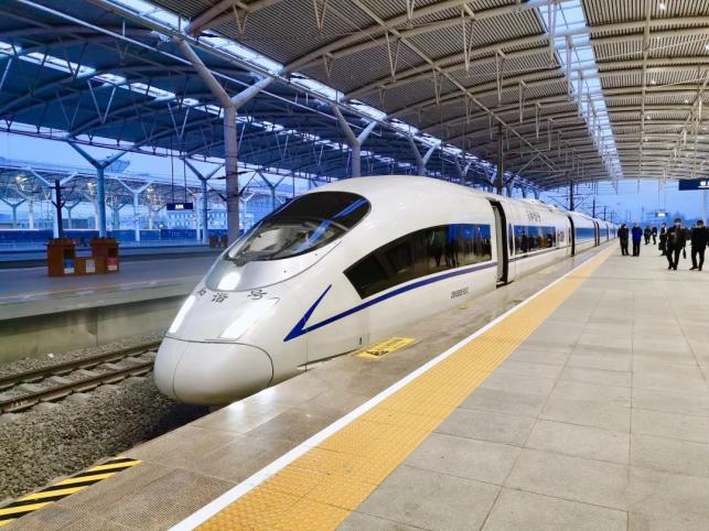 银西高铁开通运营后,银川到西安的列车运行时间将由15个小时缩短至3个