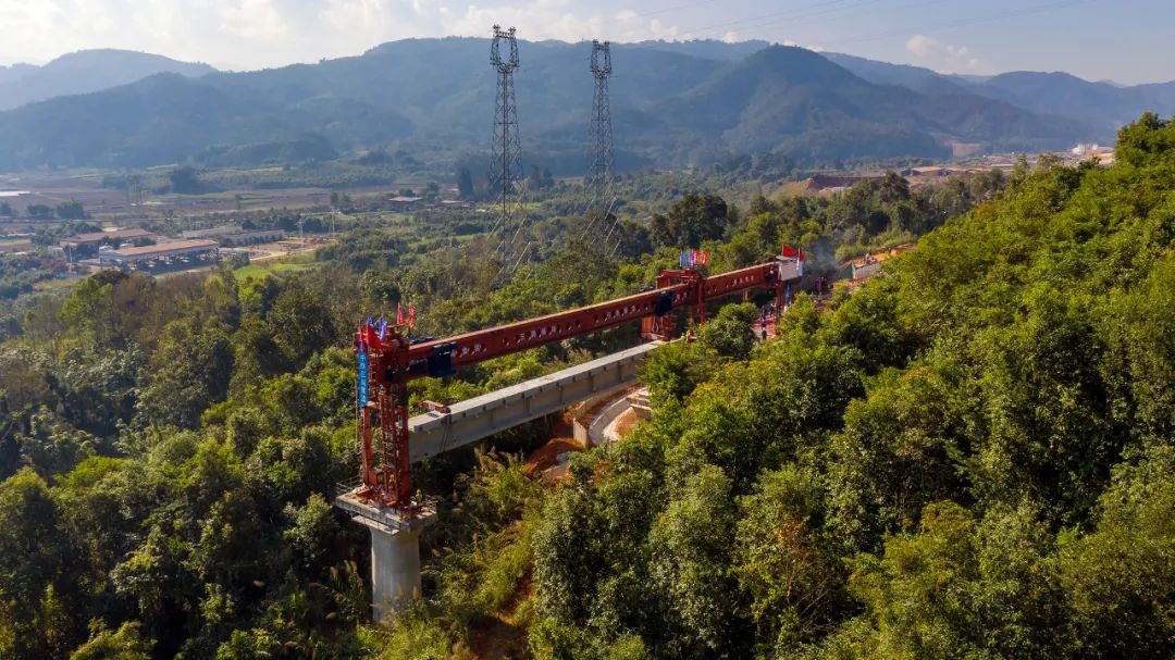 大瑞铁路保山至瑞丽段开始架梁