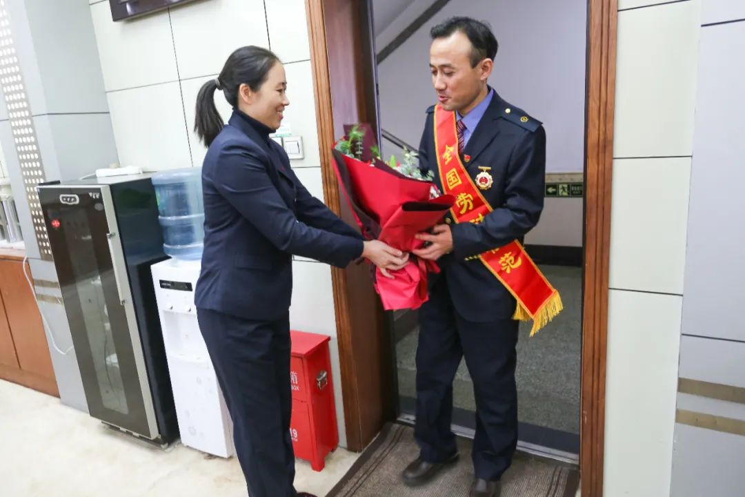 与会代表纷纷向徐鹏表示祝贺并结合自身岗位就如何学习劳模工匠精神