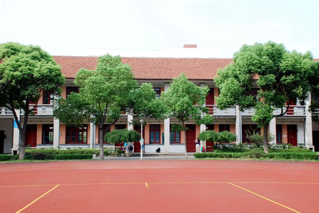 青浦一中2号楼位于夏阳街道青安路126号青浦第一中学(原青浦中学)校园
