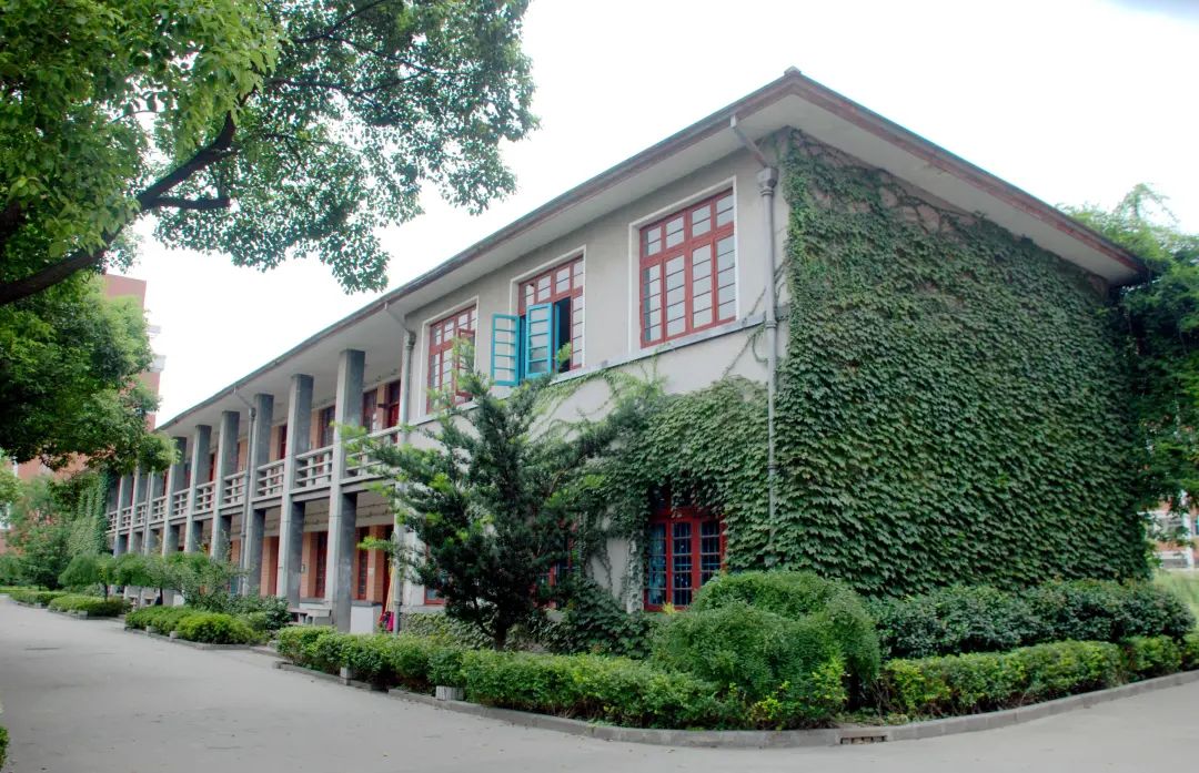 位于夏阳街道青安路126号青浦第一中学(原青浦中学)校园内,是一幢教学