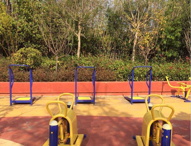 以提高社区居民生活质量和加强精神文明建设为宗旨在加快小区基础设施