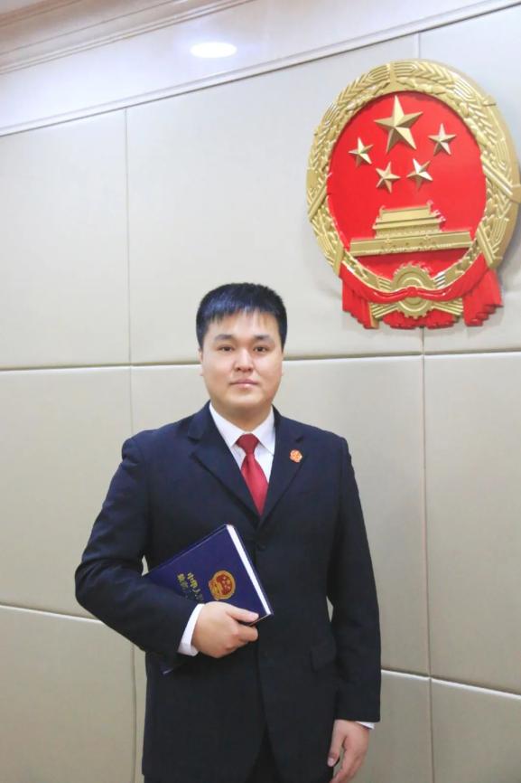 说到法院,人们多会想起在办案一线奔波,秉公执法的办案法官,宣传赞美