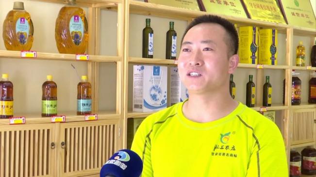 陇上农庄是一家生产胡麻油等特色农产品的企业,2018年,在我区扶贫资金