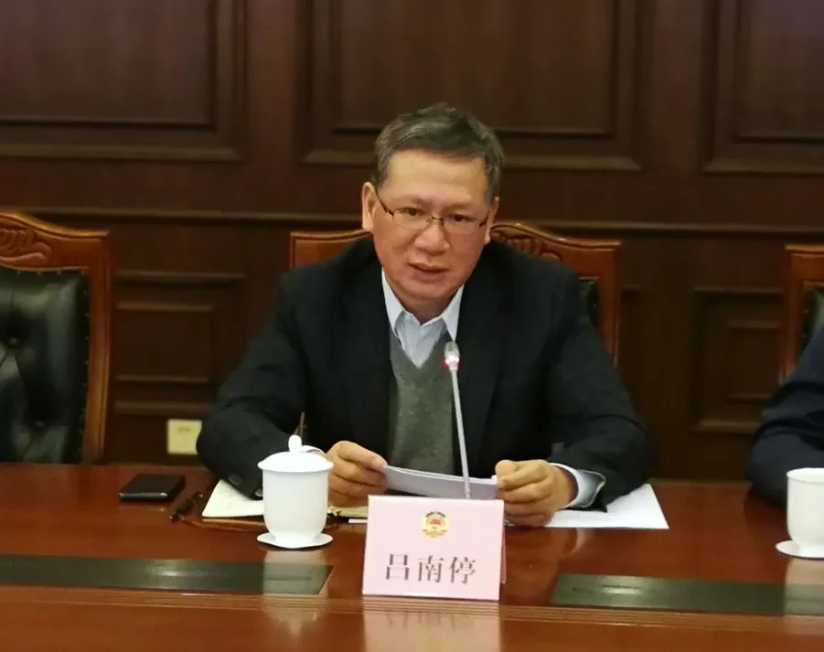 在听取委员的发言后,吕南停作了回应性讲话.