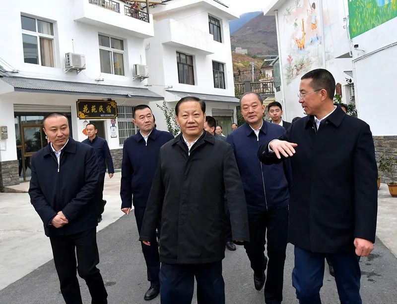 11月30日,省委书记彭清华到汉源县九襄镇三强村调研,了解村民通过发展