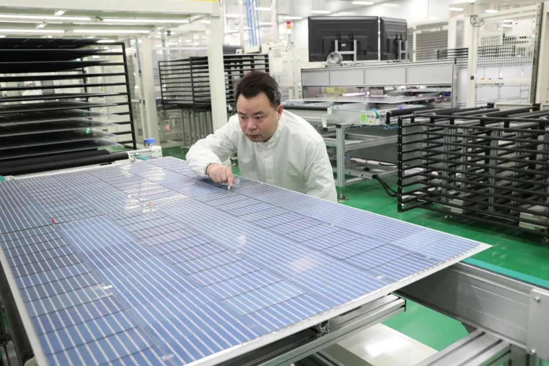 从苏州大学毕业,姚伟忠进入常州亿晶光电科技有限公司,在电池车间当