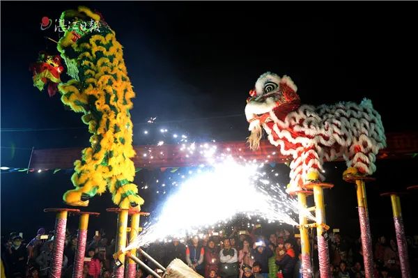 醒狮爬刀梯下火海众多极具特色的民俗是湛江男生披荆斩棘与坚强不屈的