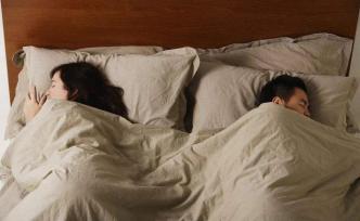夫妻睡觉，该不该在一张床上？“分床睡”竟有这个好处