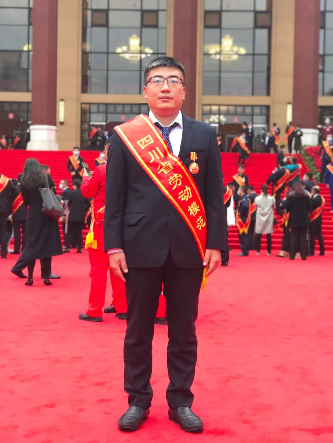 省先进工作者"称号吴迅荣获"四川省劳动模范"称号武春风,周泽武程宝军