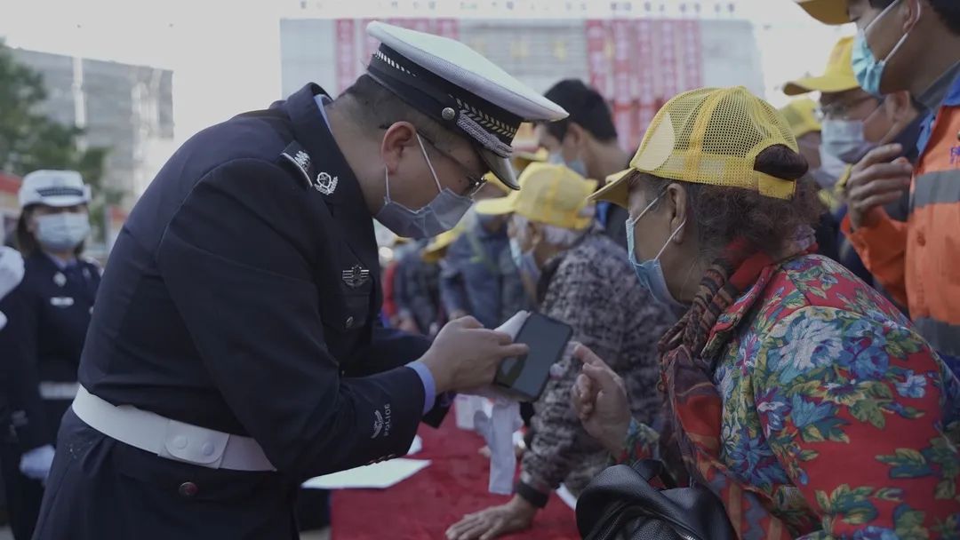 在諮詢服務區,工作人員向群眾講解道路交通安全法,交通法規知識,事故