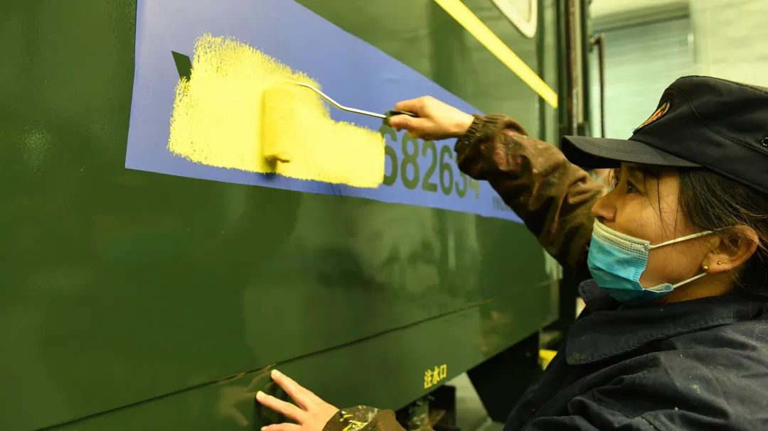 铁路有一群人专门负责给火车上妆