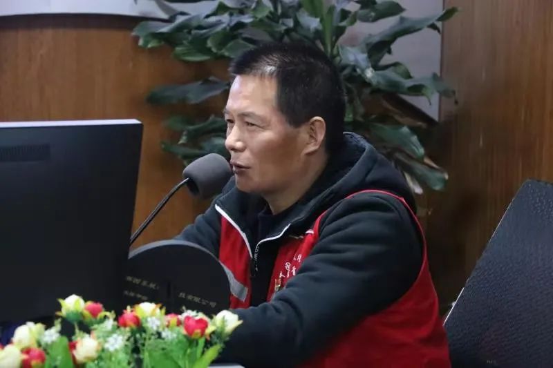 吉首市出租车司机代表罗红斌与听众交流在直播过程中,直播间气氛非常