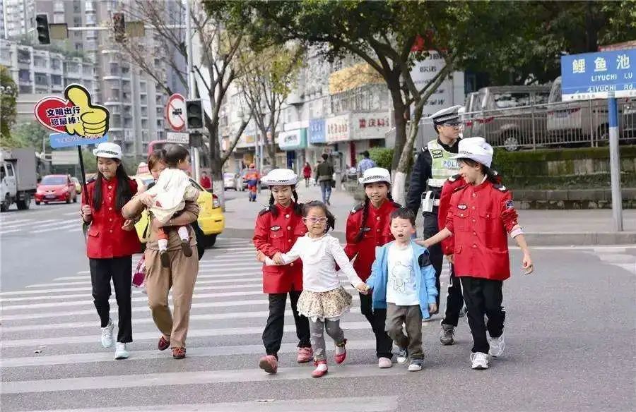 带孩子过马路几厘米的距离可能决定生死