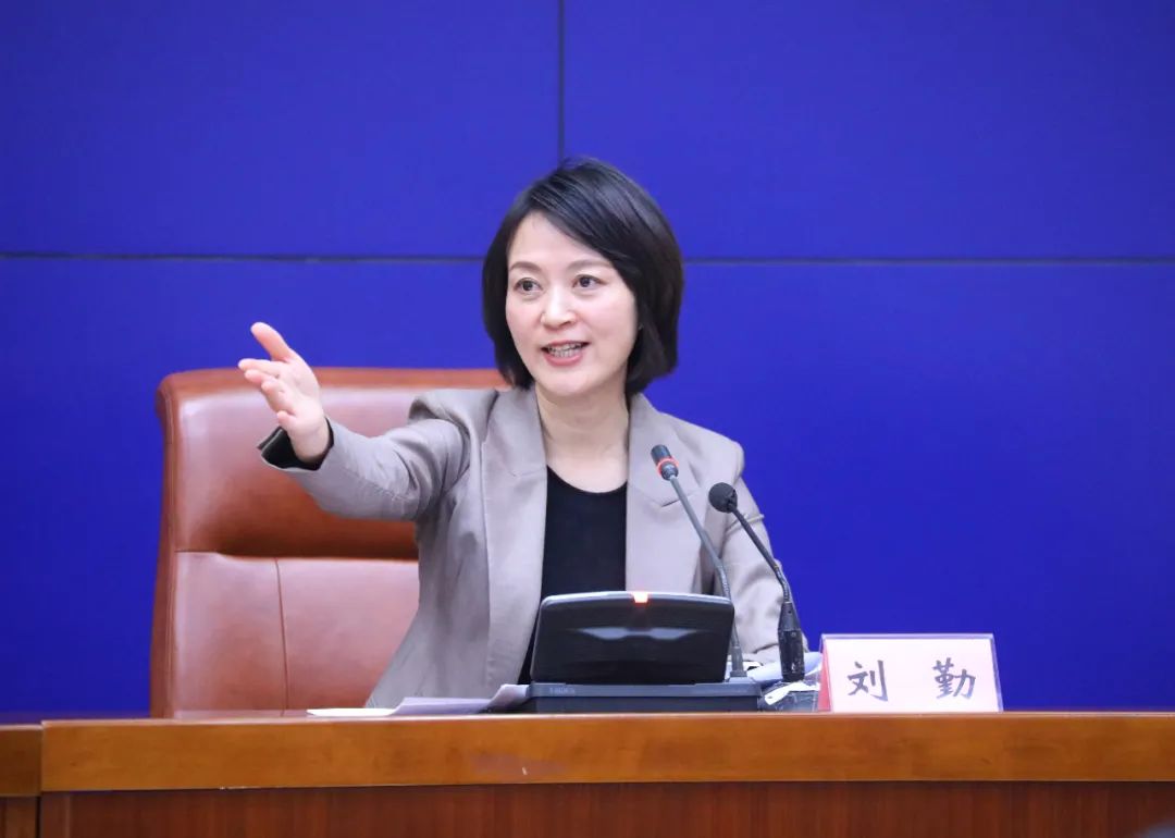 中共济南市委宣传部副部长,市政府新闻办公室主任刘勤主持新闻发布会