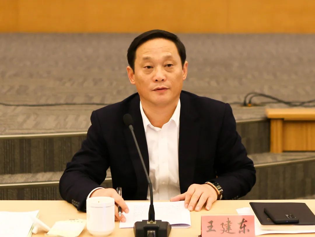 王建东副区长通报奉贤区乡村振兴战略实施的落实推进情况,并作回应性