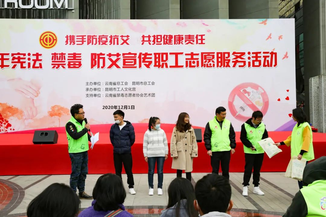 "本次志愿活动,领取到了许多禁毒防艾的小物品,通过这些物品让我了解