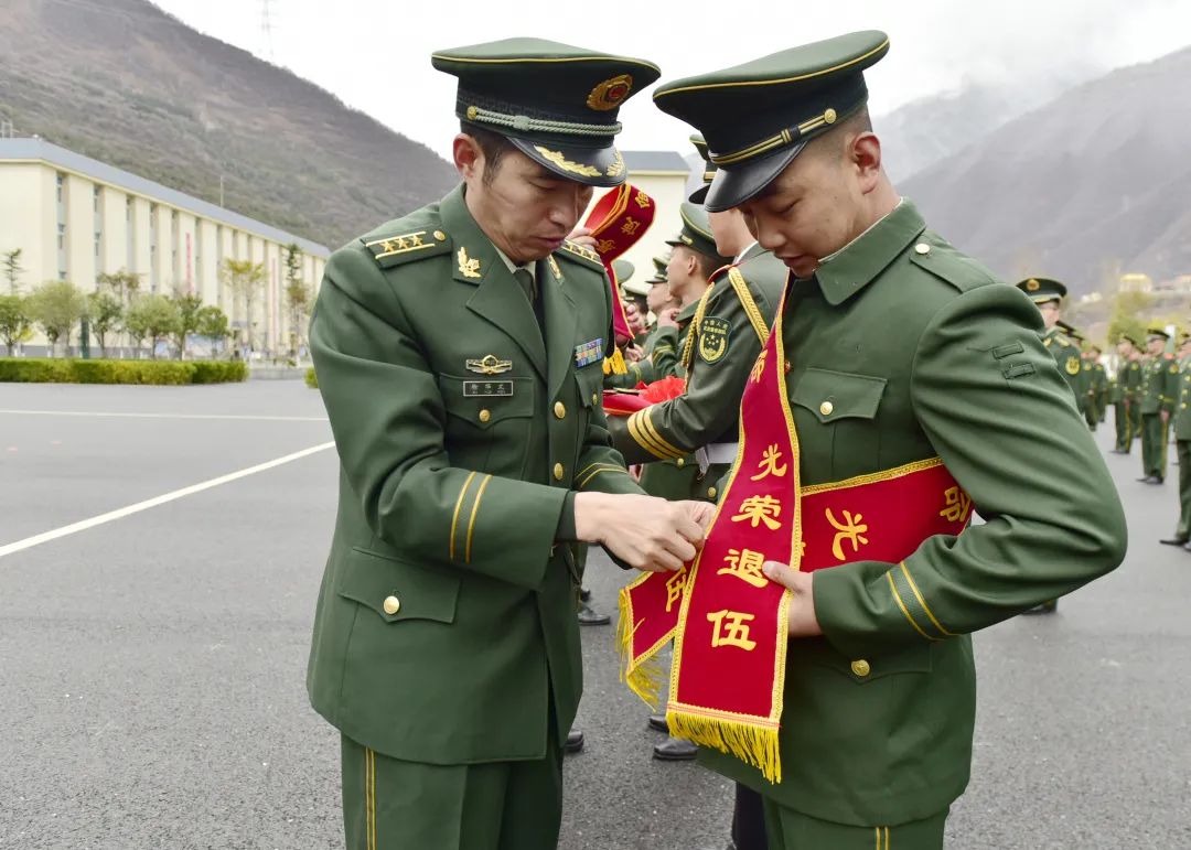 送战友一样分别两样情