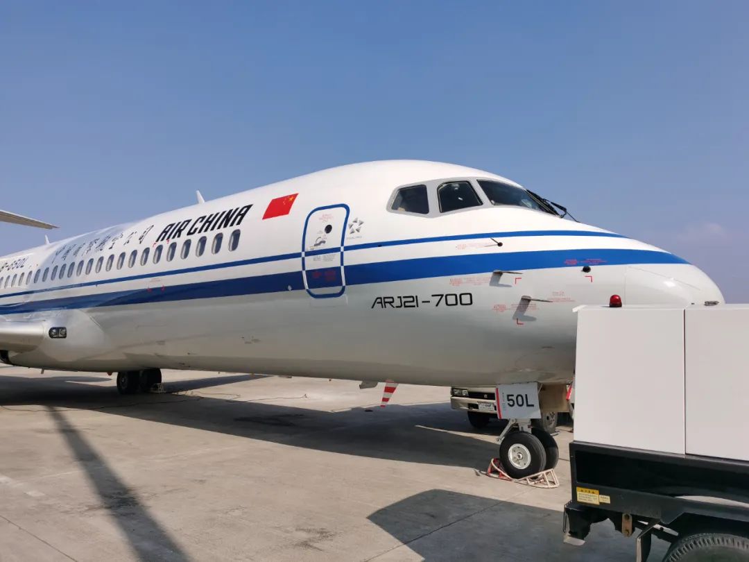 图片 国航首架ARJ21正式交付 国产飞机载国旗飞上蓝天_民航资源网