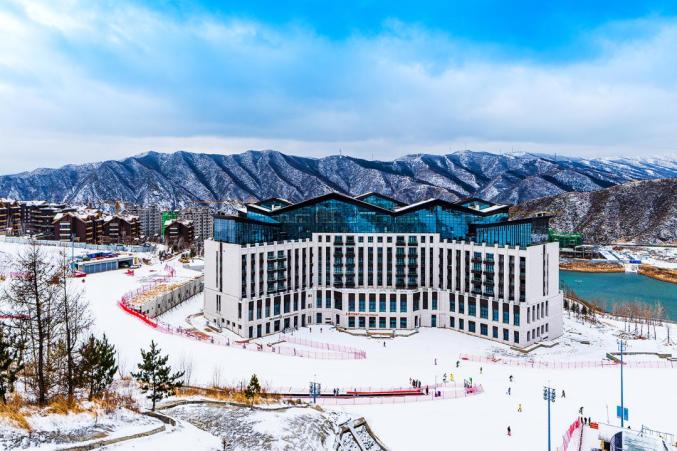 酒店毗邻78平方公里的翠云山森林风景区,与银河滑雪场相连.并与草原天