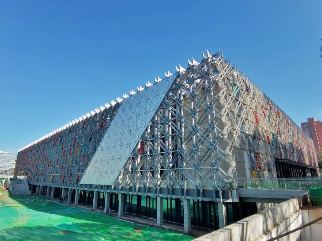 又上央视冰菱花惊艳亮相中建一局建造的五棵松冰上运动中心完工