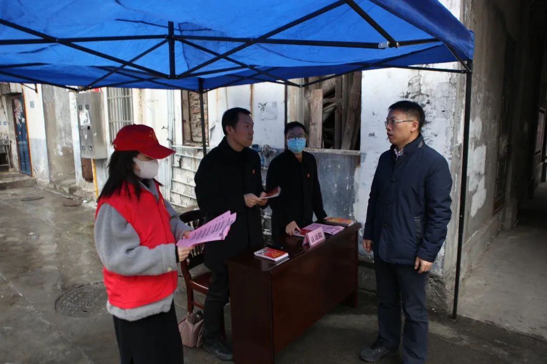 12月2日下午,秭归法院党组书记,院长陈发伦来到秭归法院"幸福小区"