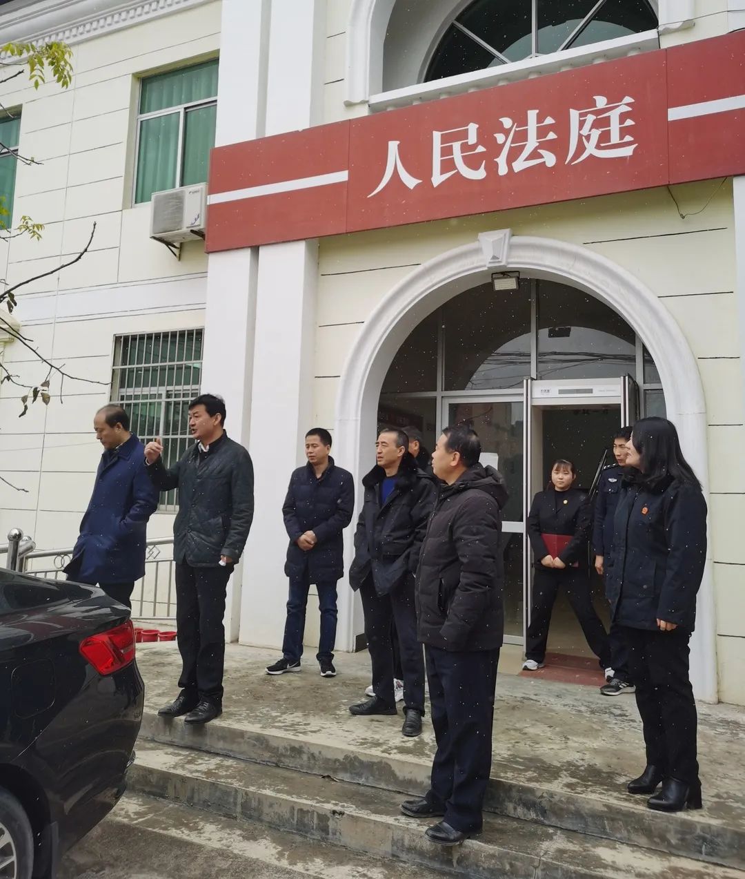 12月3日上午,省高院财务装备处副处长伊宏科,法官法