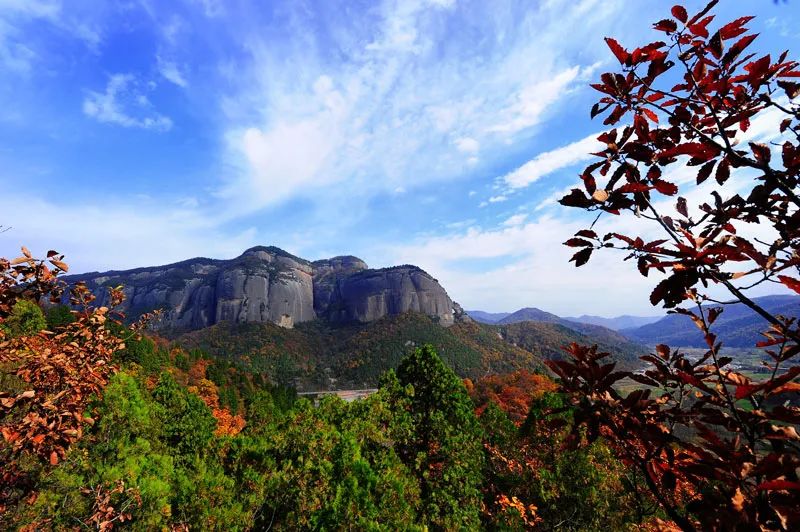 我們這裡有大香山滿山紅葉 有薛家寨丹霞地質公園 還有照金牧場 你