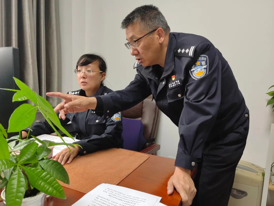 身边的榜样秦建军机关里的老黄牛