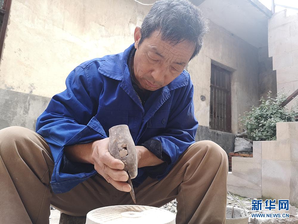 新华网刘晓丽 摄现在石匠手工打的石器很少用于日常生产生活,多数是