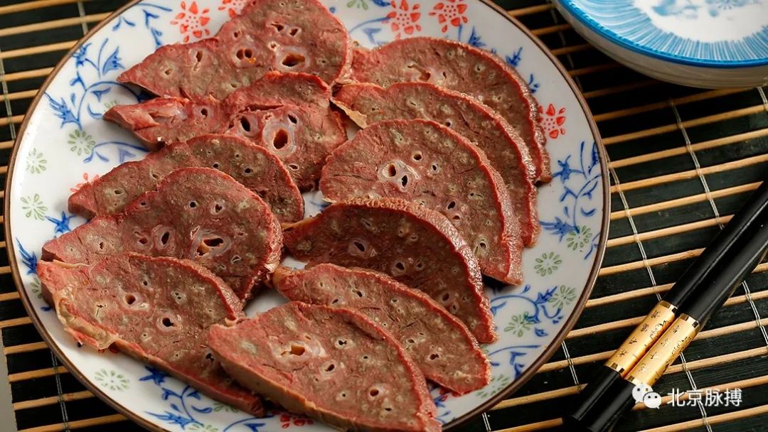卤香肺头主料：猪肺、食用盐、黄酒、水、香辛料。口味：咸度适中肉皮冻