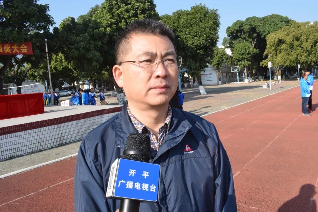 开平七中举行奖教奖学大会鼓励师生争先创优