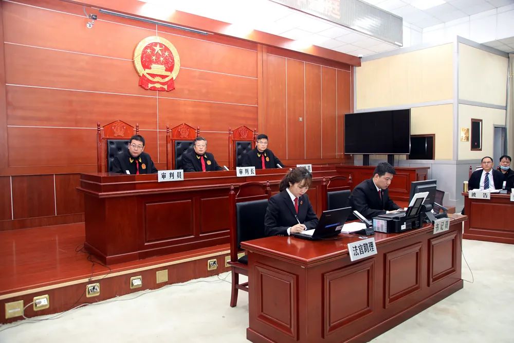 124宪法日30名行政机关干部旁听庭审接受法治教育