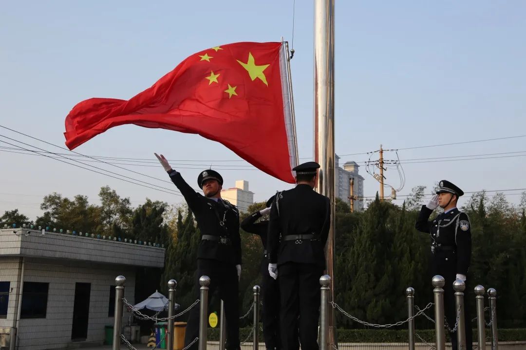 国家宪法日巩义法院举行弘扬宪法精神牢记使命担当升国旗活动