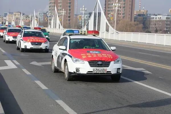 梅河口市公安局交警大队九台警车发动机盖上分别粘贴着"知危险会避险