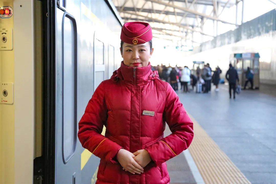 列车员早已换上冬装列车从长春站始发从北国春城出发"t台秀"第一章