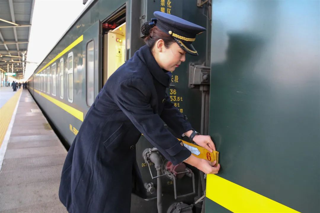 员小姐姐换上了毛呢大衣很难再见到皑皑白雪了随着气温的升高列车抵达