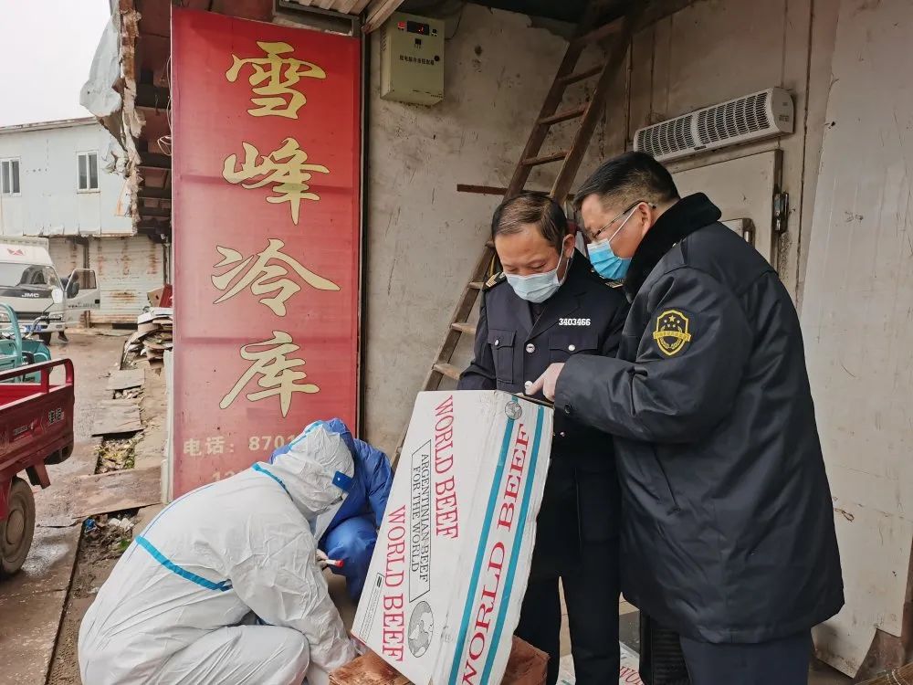 在庐城镇朱墩农贸批发市场,检查组对两家冷链食品经营户冻库进行了