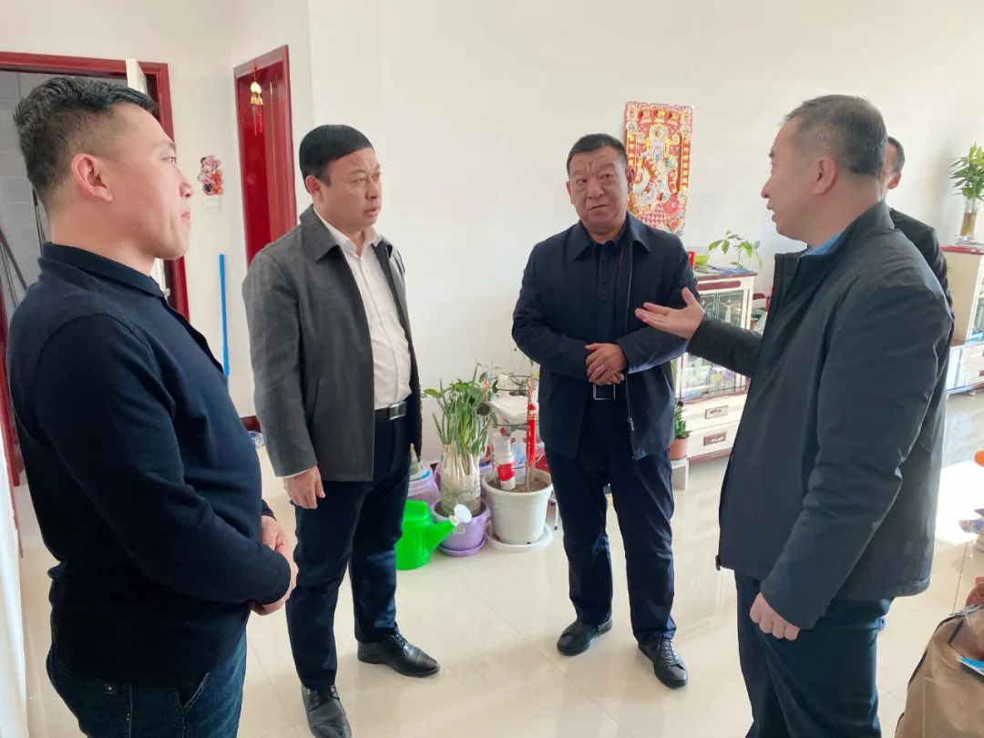 县委副书记代县长刘继英走访调研部分小区供热情况