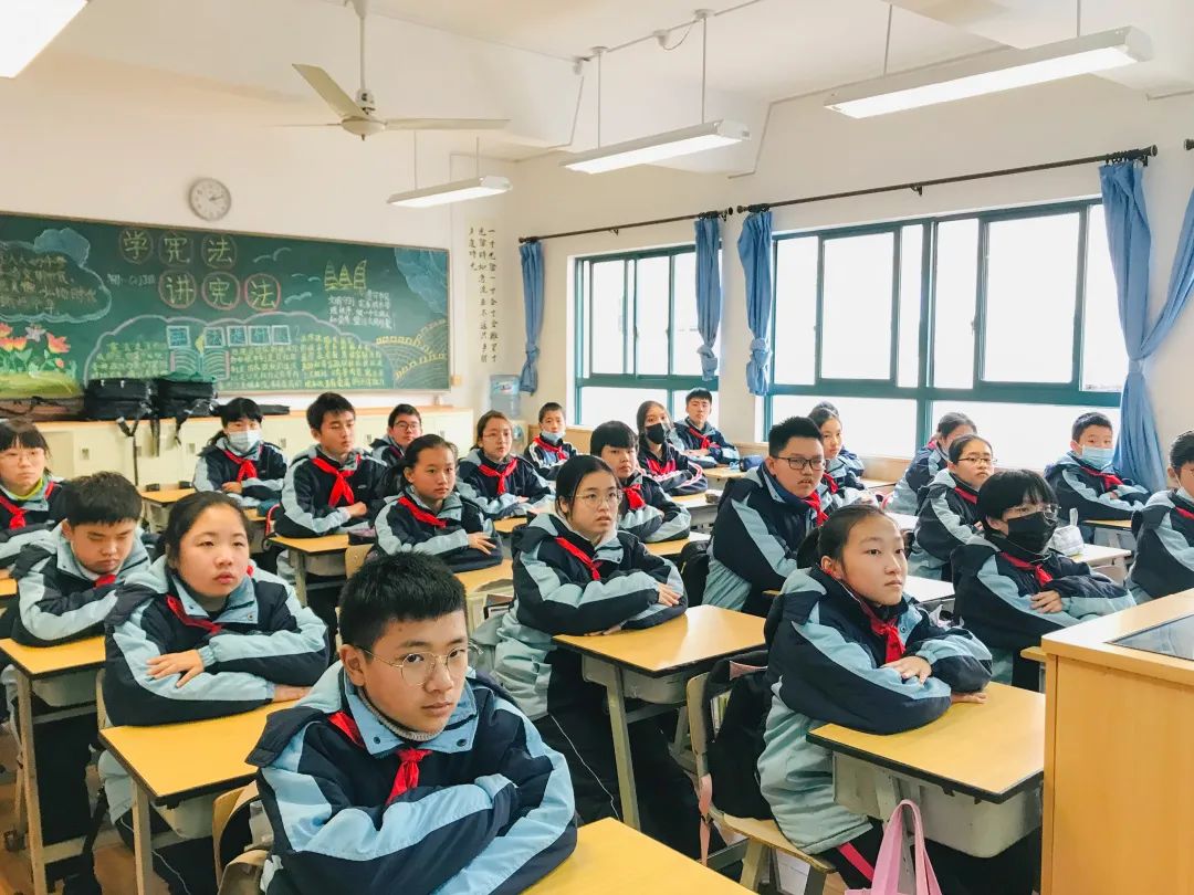 虹口区检察院第七检察部主任,检察官丁琢之作为法治副校长前往丰镇