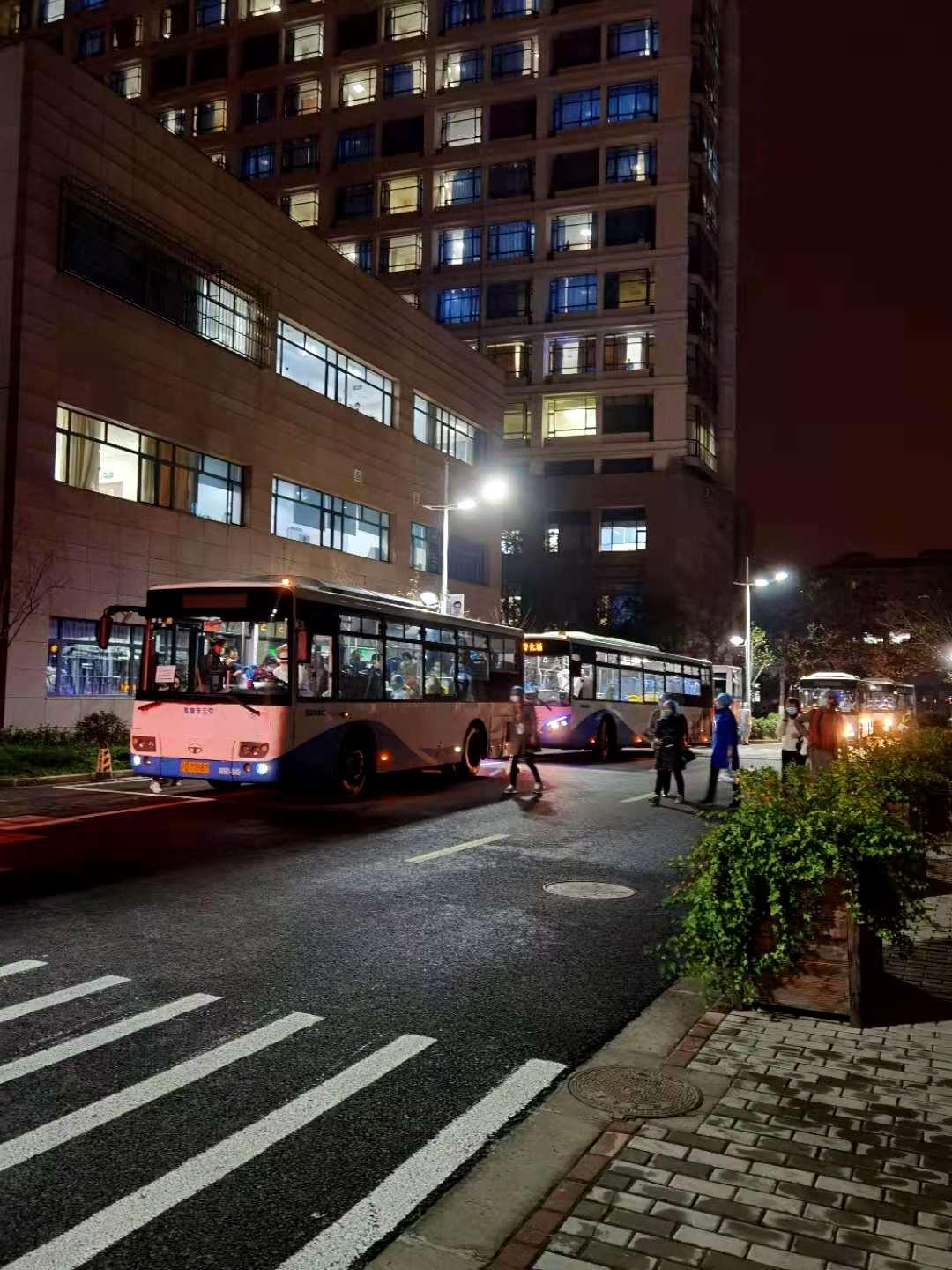 回到亲人的怀抱!浦东医院零时将解除闭环管理!