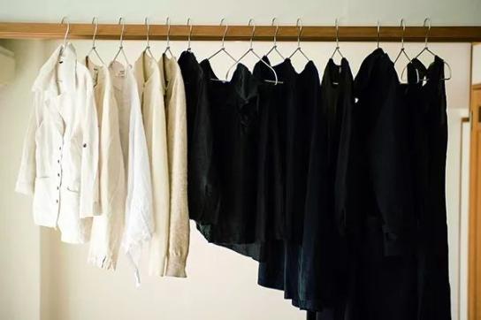 日本职场妈妈晒70㎡极简家爆红5口人4只碗没沙发不放床