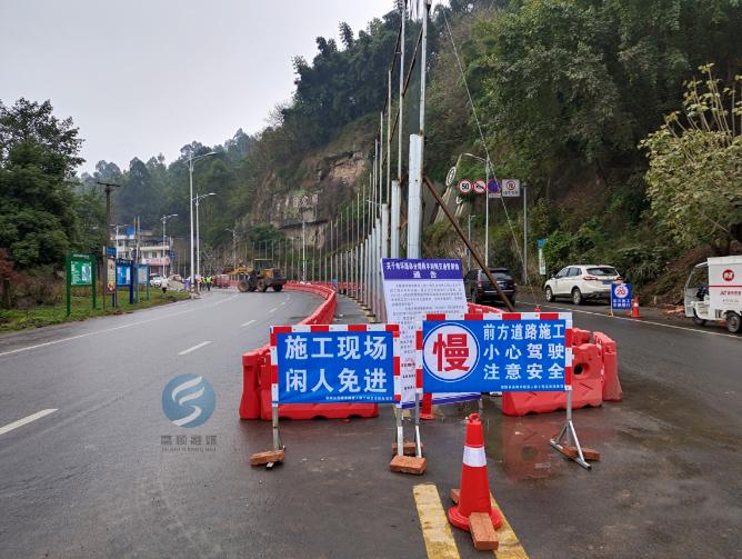 速看!富顺这里占道施工,请注意绕行.
