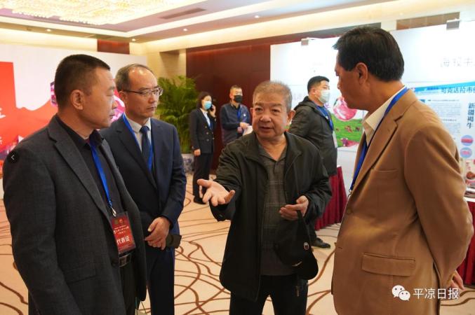 国家肉牛牦牛产业技术体系首席科学家,教授曹兵海与我市参会人员交流