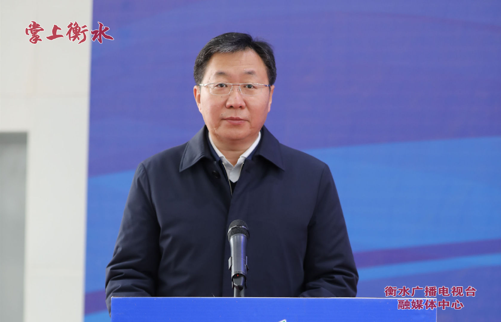 图为衡水市人民政府副市长吴波主持会议