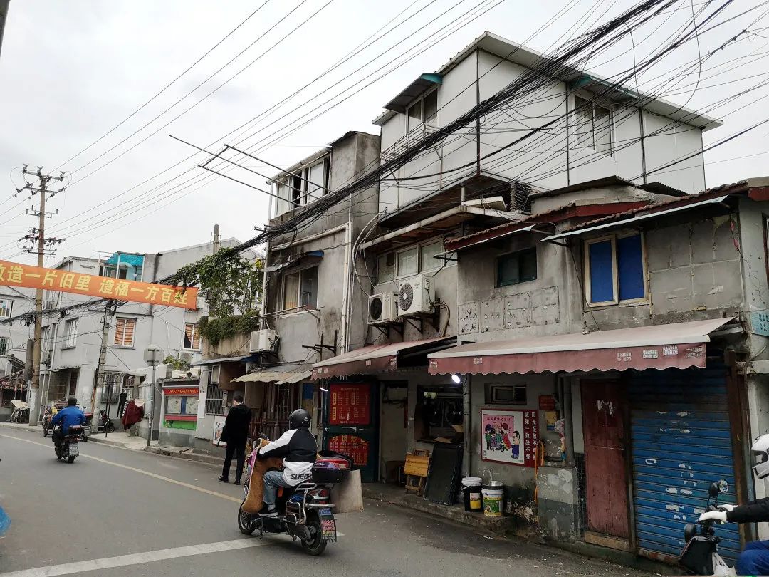 日前,大桥街道97,98街坊旧改基地启动了"二次征询"预签约.