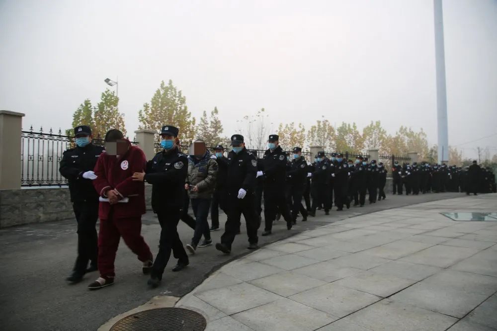 12月1日至4日,河南省淅川县人民法院刑事审判庭依法公开开庭审理了